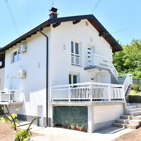 White Housse - Entire In * Sarajevo