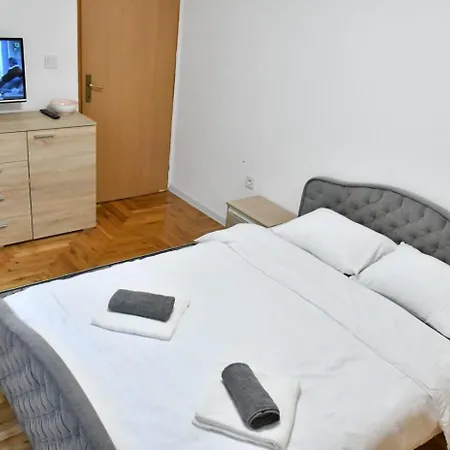 White Housse - Entire In * Sarajevo