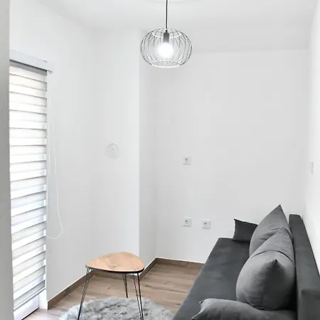 White Housse - Entire In