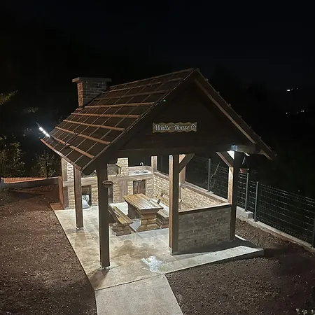 White Housse - Entire In *