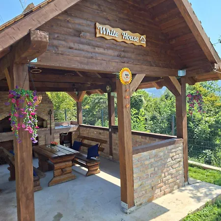 Family Private House W Garden & Gazebo 10 Guests * 塞拉耶佛